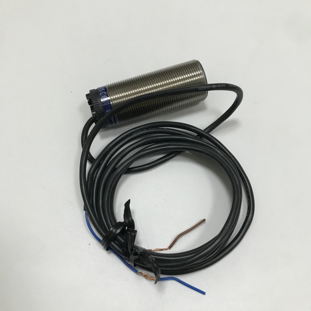 Schneider proximity switch XSA-V11801