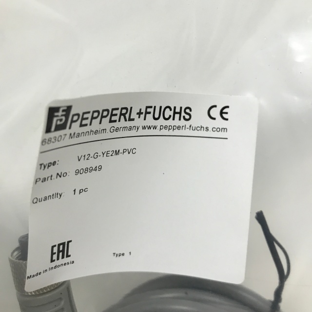 PEPPERL+FUCHS 3-pin circular connector plug V12-G-YE2M-PVC