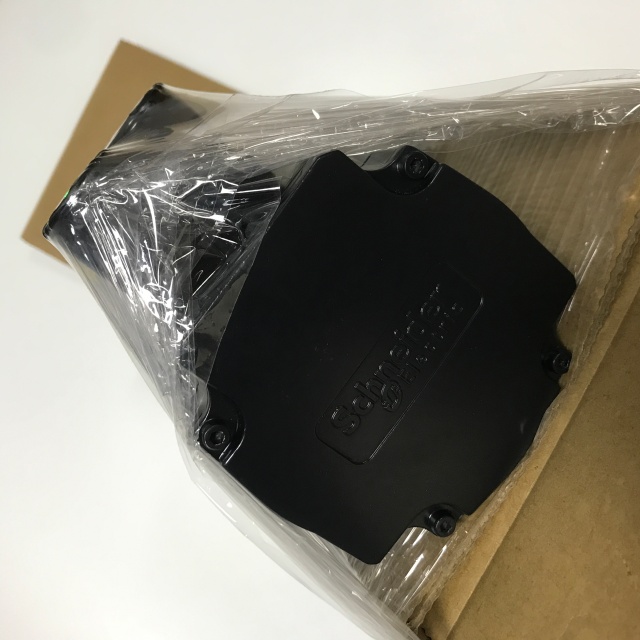 Schneider servo motor SH31003P12F2000