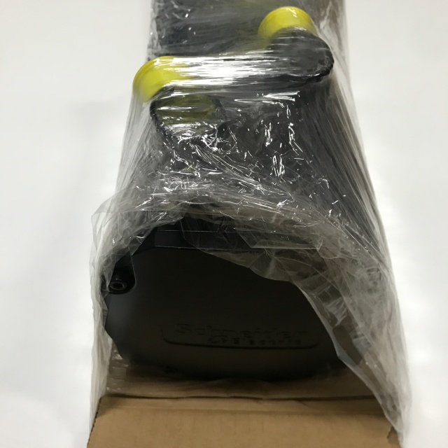 Schneider servo motor SH140 30200 0 1 00 00 00 10 00